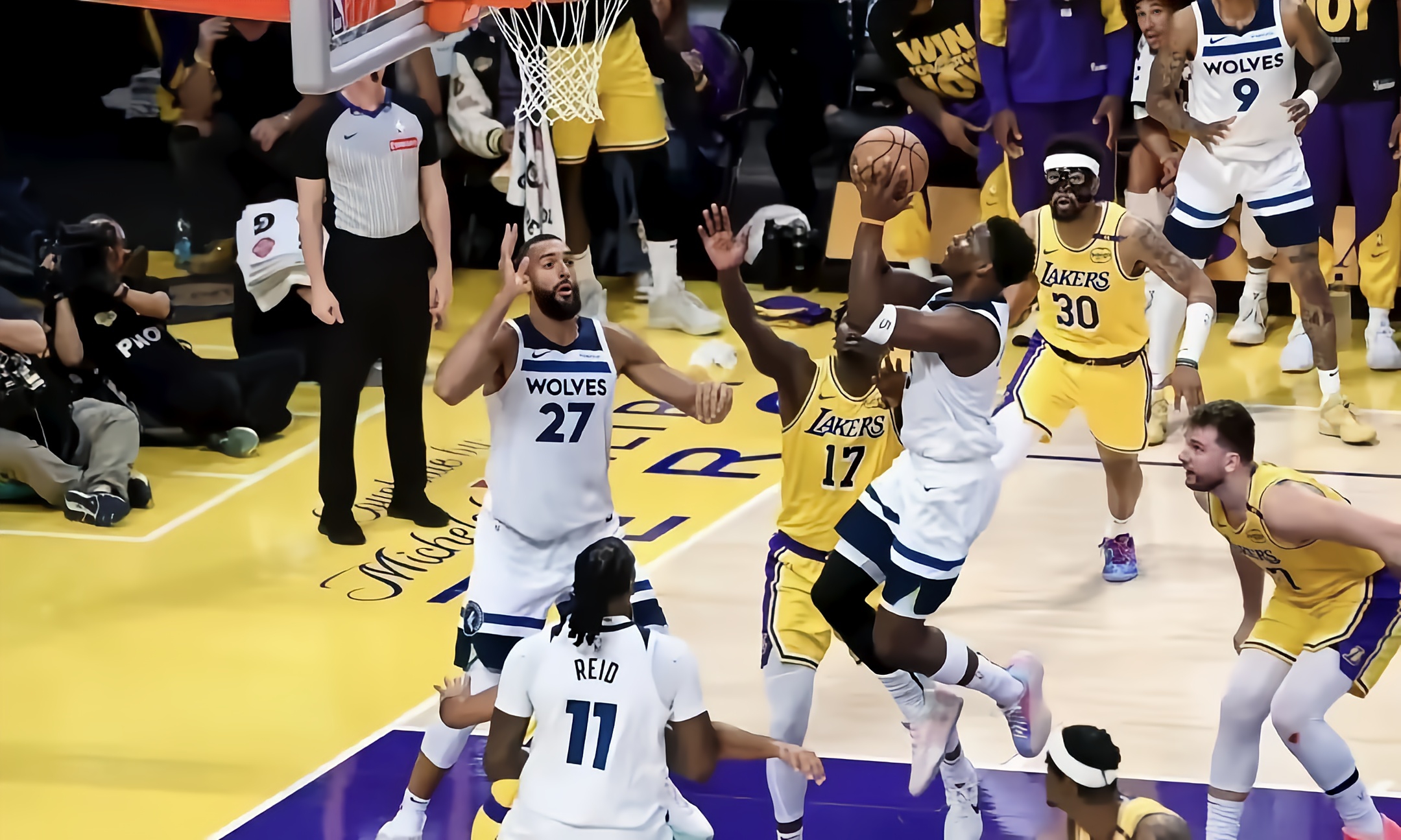 包含冷门频出！NBA战况跌宕起伏的词条