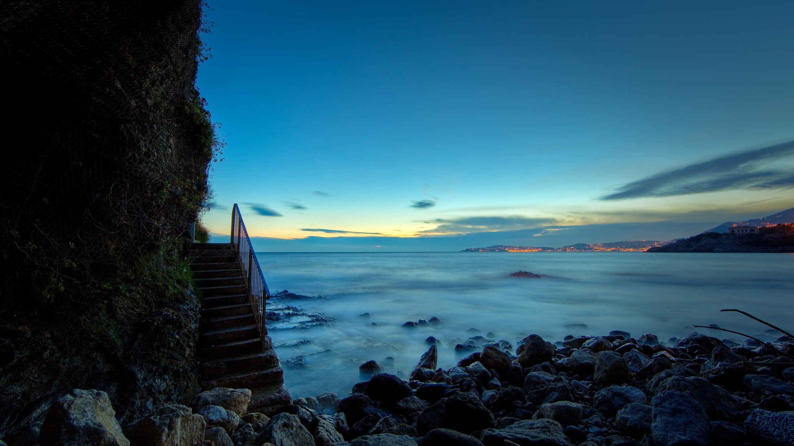 当战火与绿茵场共享同一种叙事，唯一性的双重奏